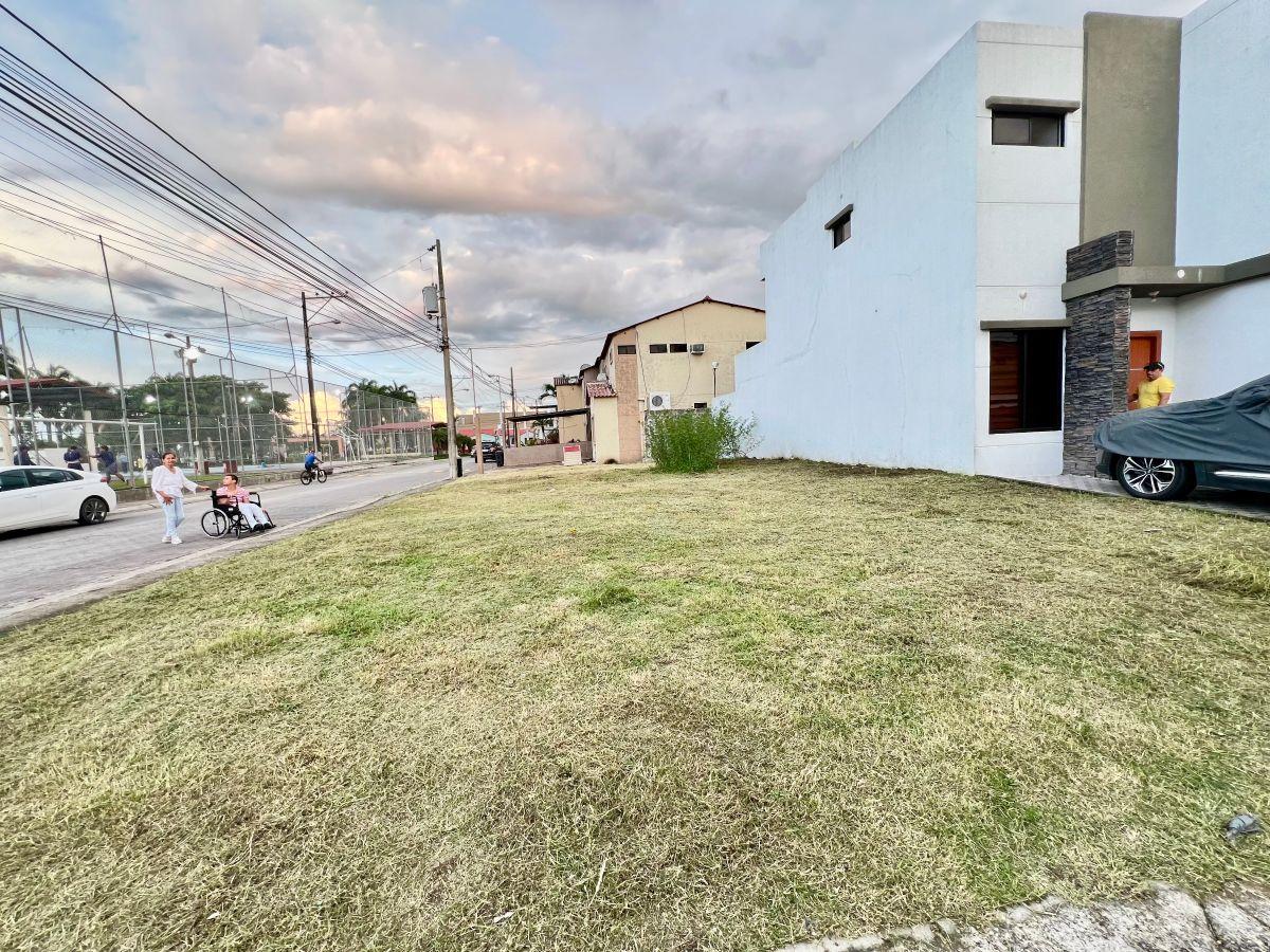 Se Vende Terreno Esquinero en Urbanización Villa Club, Guayas — imagen 3