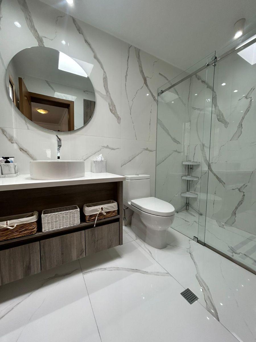 Hermosa Casa de 4 Habitaciones a La Venta Cerca a La Embajada Americana — imagen 3
