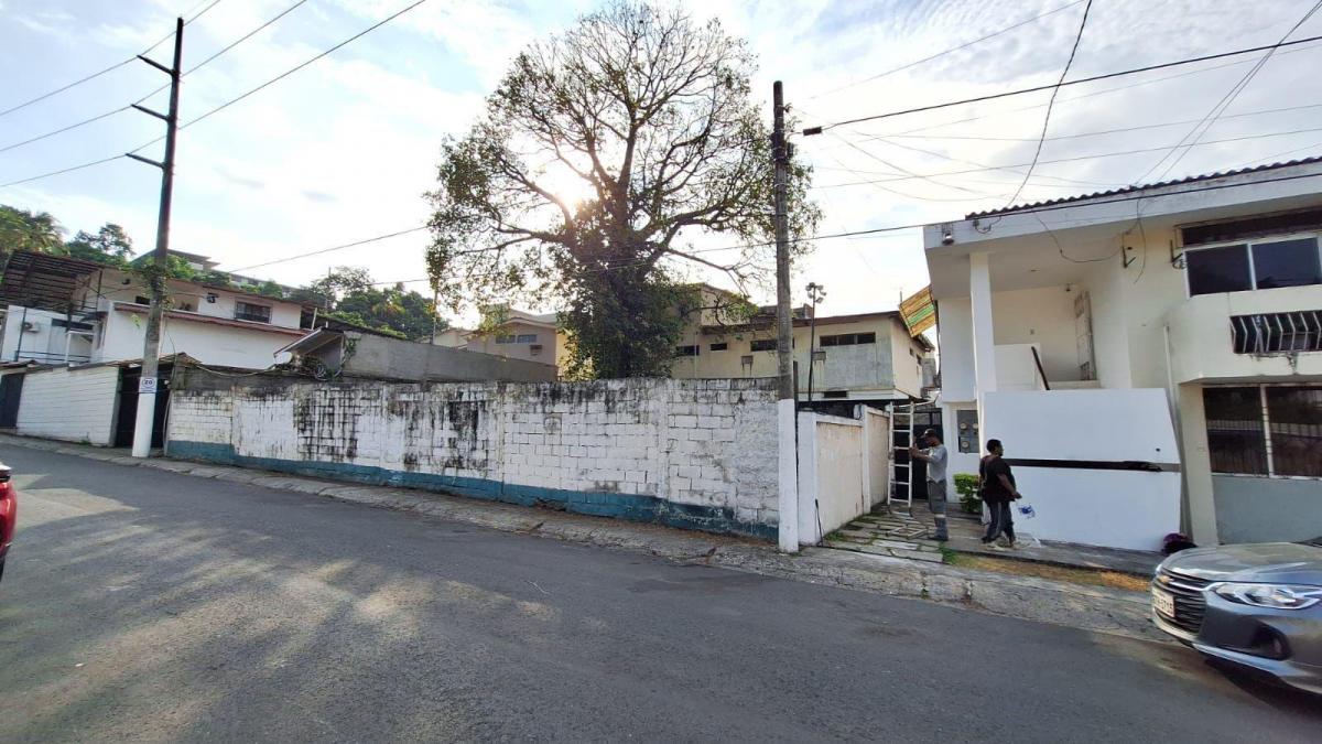 Venta de Terreno Bi Familiar con Buen Frente en Los Ceibos Zona Cerrada, Guayas — imagen 4