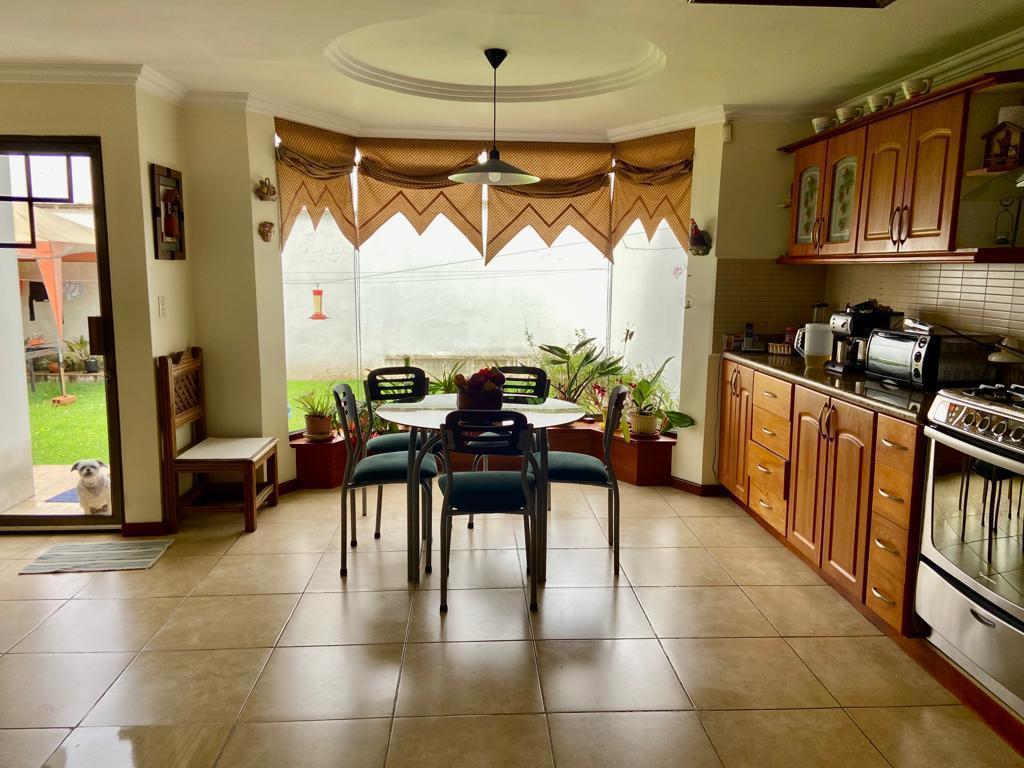 Hermosa Casa en Venta, Sector El Constitucional, Azuay — imagen 3
