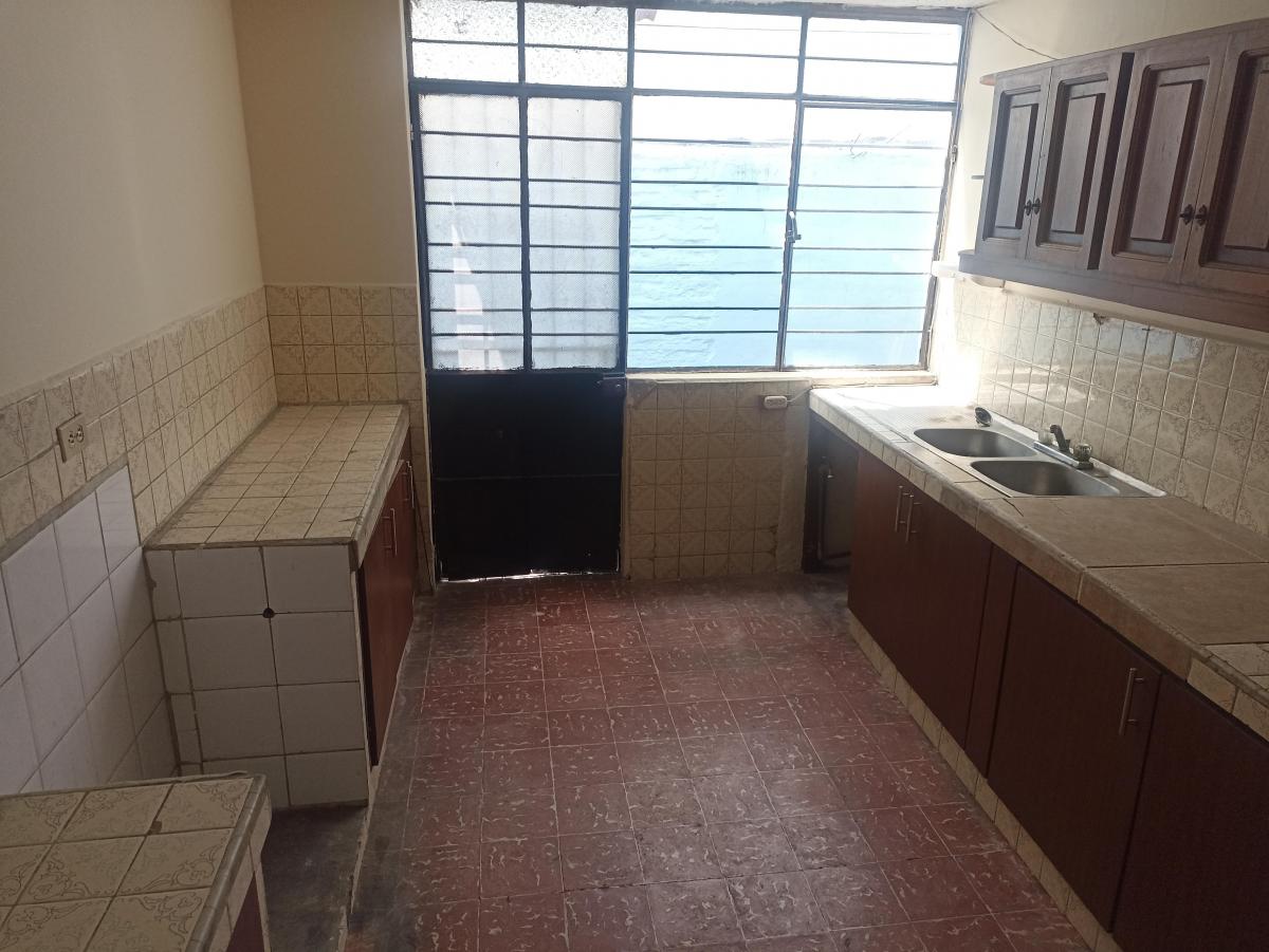En Venta Amplia Casa, 2 Dptos, 1 Local (Garaje). Barrio México, Chimbacalle. Provincia de Pichincha — imagen 4
