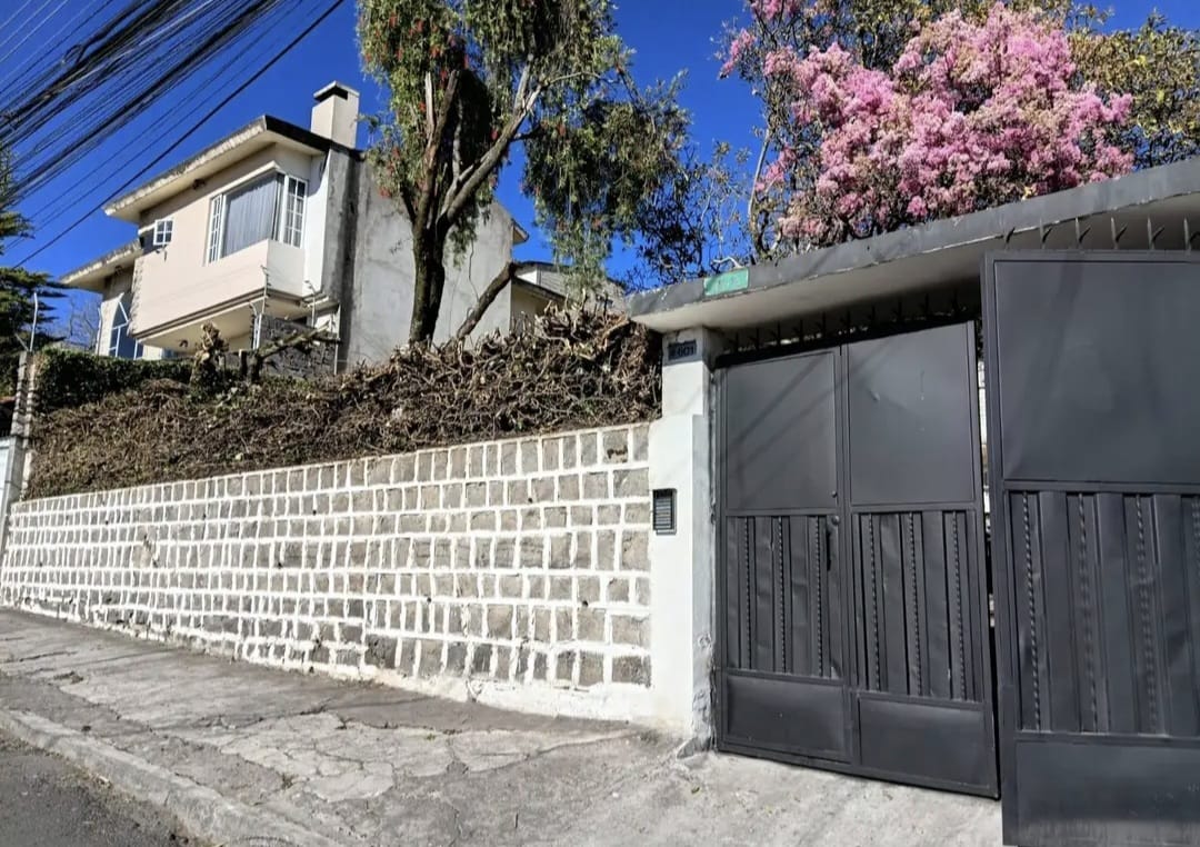 CASA CON AMPLIO TERRENO EN SAN VICENTE DE LA FLORIDA NORTE DE QUITO — imagen 9