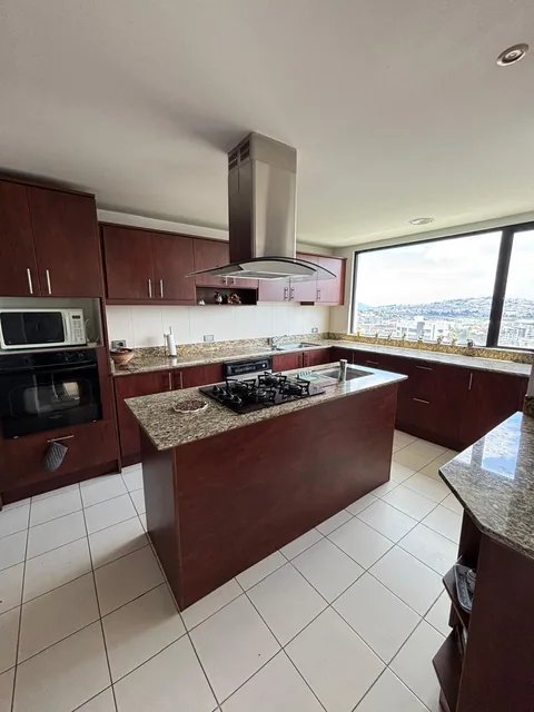 AMPLIO DEPARTAMENTO CON VISTA PANORAMICA DE QUITO — imagen 2