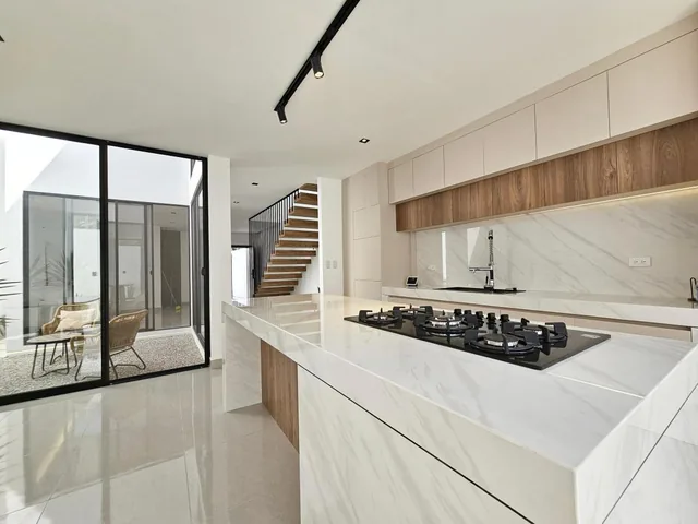 Vendo Espectacular Casa por Etrenar en Chipipe a 2 Cuadras de La Playa — imagen 4