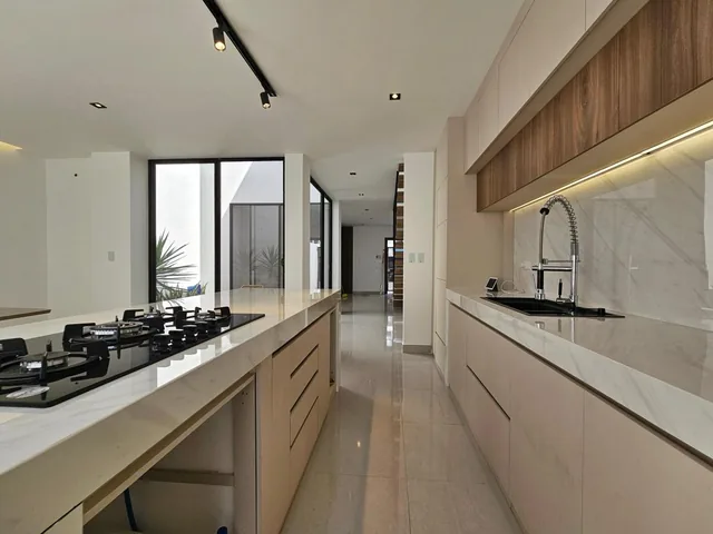 Vendo Espectacular Casa por Etrenar en Chipipe a 2 Cuadras de La Playa — imagen 3