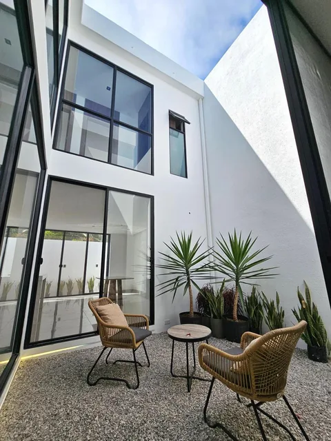 Vendo Espectacular Casa por Etrenar en Chipipe a 2 Cuadras de La Playa — imagen 2