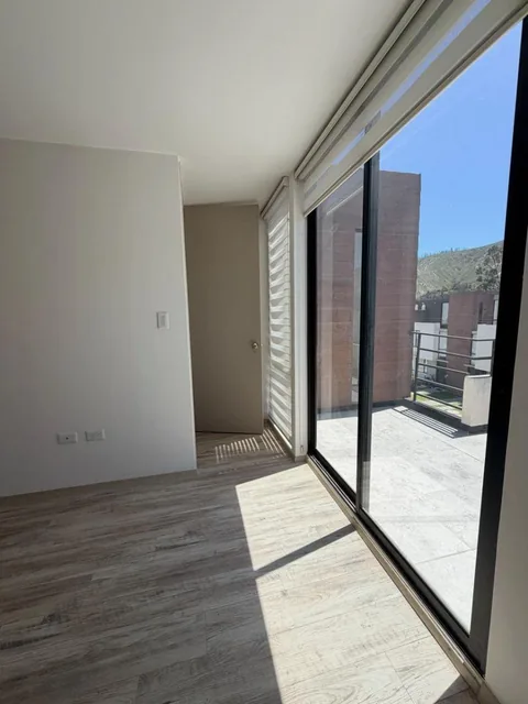 Se Vende Linda Casa en Pomasqui de Tres Plantas — imagen 4