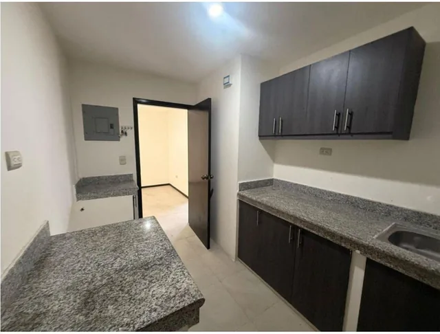 Casa en Venta Urbanización La Rioja Et. Asturias, Guayas — imagen 4