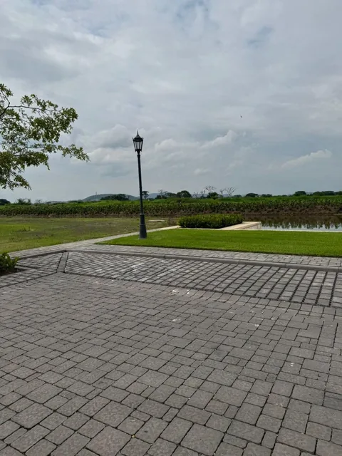 Parques de Batan Terreno Esquinero Al Canal y Al Area Verde, Guayas — imagen 4