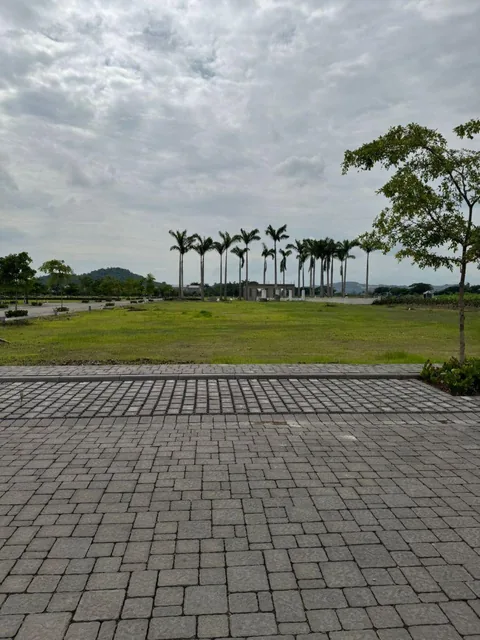 Parques de Batan Terreno Esquinero Al Canal y Al Area Verde, Guayas — imagen 3