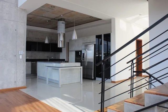 Casa en Venta en Cumbayá | Piscina, Jardín y Vista | $470.000 — imagen 2