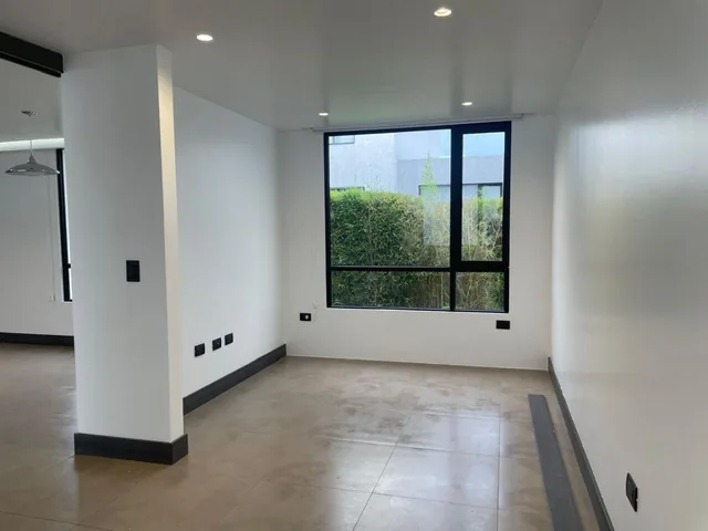 Tumbaco Venta Casa Moderna Conjunto Exclusivo de 17 Casas, Dos Pisos Patio 28 m, Cerca de Todo — imagen 4