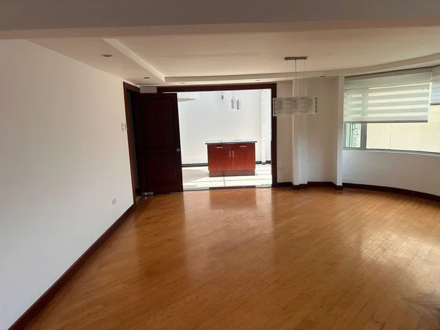 Departamento Amplio de Venta en Quito — imagen 3