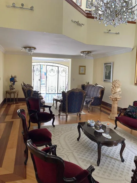 Casa 945 m, en Venta, Calles Tamayo y Baquerizo. 60 Años de Historia. Estilo Republicano. Provincia de Pichincha — imagen 2