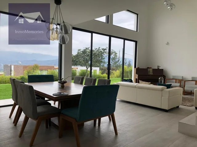 Oportunidad! Venta Espectacular Casa 3 Dorm. Amplio Jardín, Urbanización Nayón — imagen 2