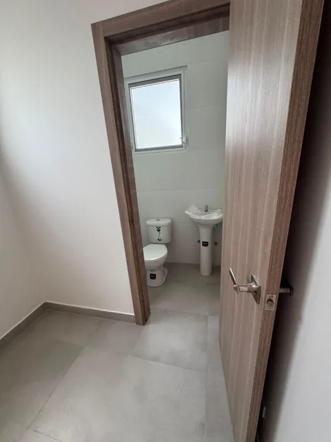 Casa de 255 m² con 4 Habitaciones en Venta en Samborondón, Guayas — imagen 2