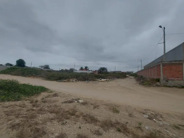 Vendo Terreno Esquinero con Salida a 2 Calles Sector Industrial de La Libertad — imagen 2