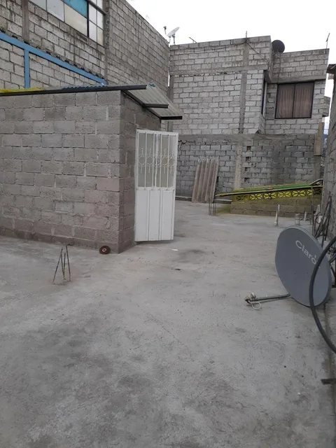 Vendo Casa Esquinera, Rentera con 3 Dptos Independientes y con 137 m² de Terreno Carapungo, Etapa F. Provincia de Pichincha — imagen 3