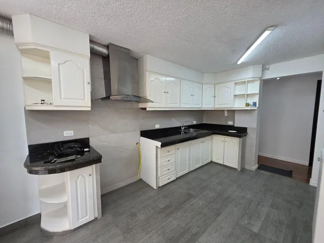 Amplio Departamento de Venta Planta Baja con Patio Sector Cofavi Supermaxi — imagen 3