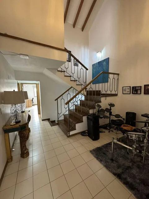 Casa con 300 m² y 4 Habitaciones en Venta y Alquiler, Samborondón, Piscina, Guayas — imagen 2