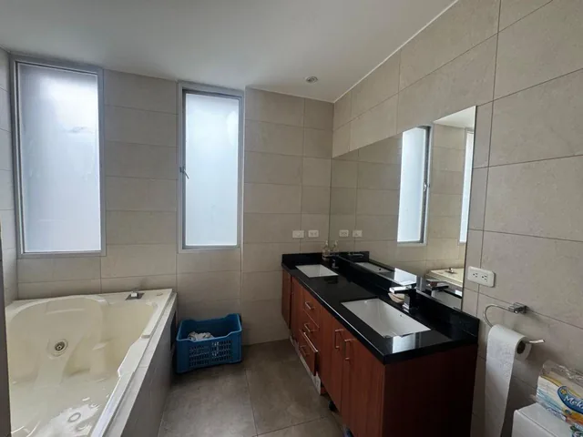 Venta de Casa en Cumbaya - 650 m² — imagen 2