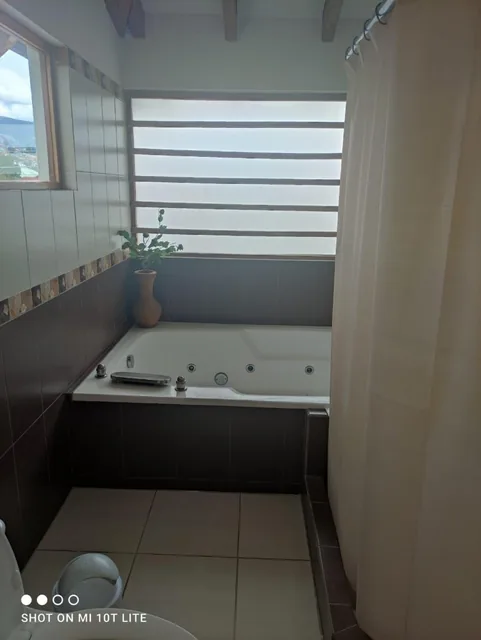 Vende Hermosa Casa de 4 Dorm. en El Valle de Los Chillos de 500 m — imagen 5