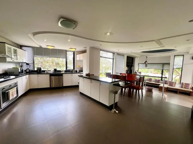 Mv - Sector Nayon, Tanda en Venta Casa de 3d 555 m² con Amplios Jardines — imagen 3
