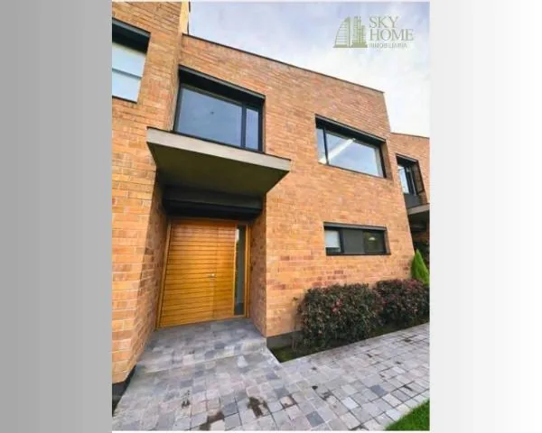 Casa Moderna en Cumbayá, Condominio Privado – 3 Dorm. con Baño y Acabados de Lujo — imagen 2