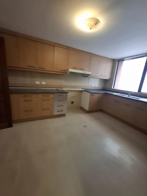 Vendo Departamento con Vista y Balcón Amplio - Sector González Suárez — imagen 5