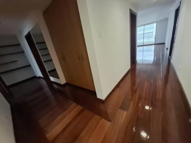 Vendo Departamento con Vista y Balcón Amplio - Sector González Suárez — imagen 4