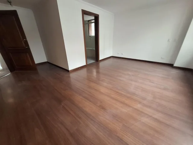 Vendo Departamento con Vista y Balcón Amplio - Sector González Suárez — imagen 3