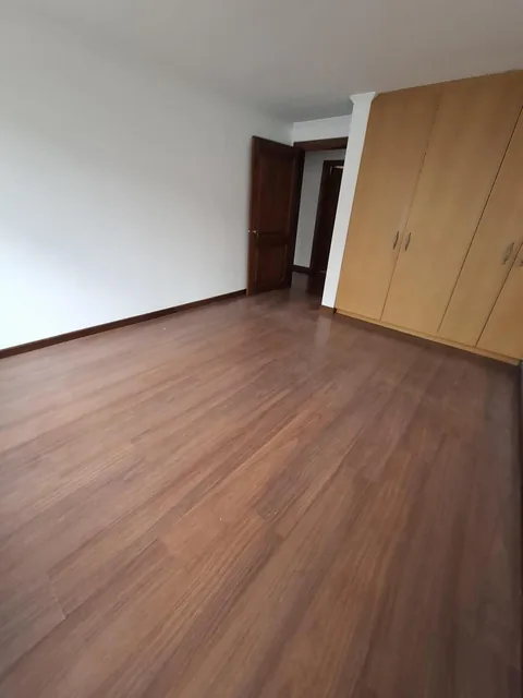 Vendo Departamento con Vista y Balcón Amplio - Sector González Suárez — imagen 2
