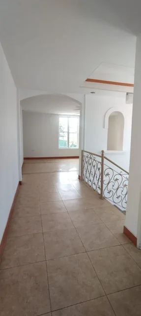 Casa Independiente 4 Dorm. con Piscina Tumbaco — imagen 3