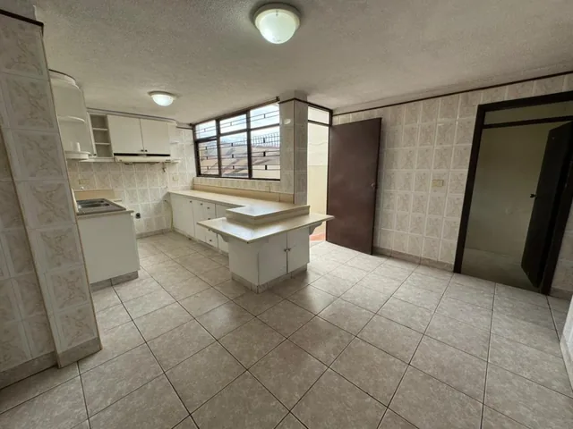 En Venta Casa Independiente de 6 Dorm. en Iñaquito Cerca Al Quicentro — imagen 5