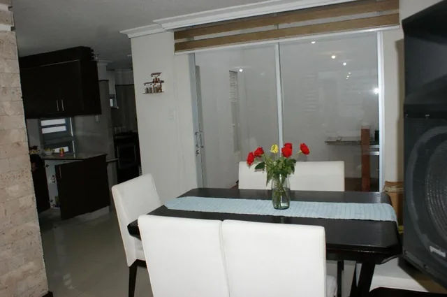 Venta - Casa - Acabados de Lujo - Pomasqui - Norte - Quito — imagen 4