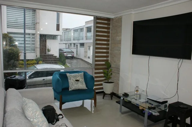 Venta - Casa - Acabados de Lujo - Pomasqui - Norte - Quito — imagen 3
