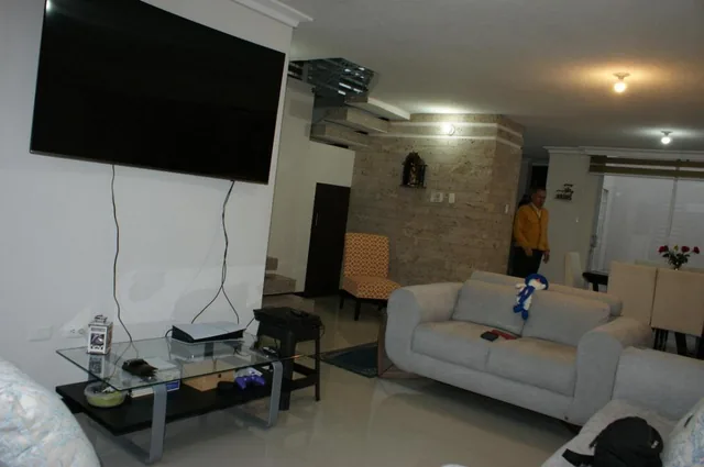 Venta - Casa - Acabados de Lujo - Pomasqui - Norte - Quito — imagen 2