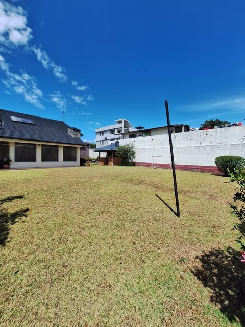 Venta de Amplia Casa Remodelada con Jardín, Bbq y Dormitorio en Planta Baja – Valle de Los Chillos — imagen 3