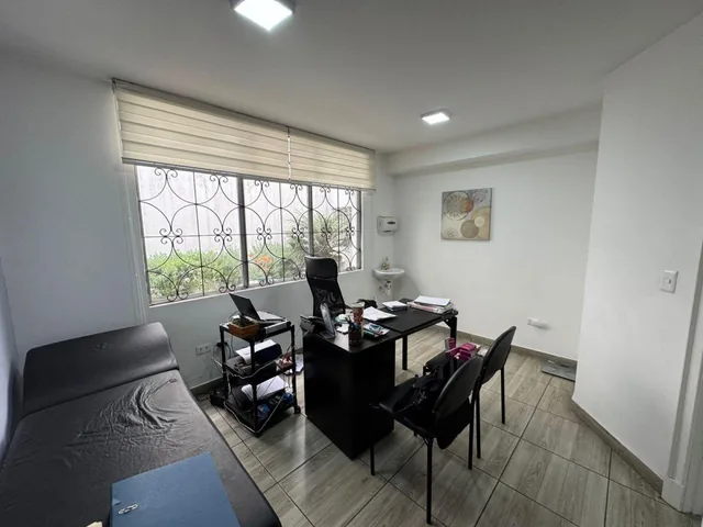 En Venta Casa Independiente/ Oficina - Centro Medico de 5 Ambientes en Iñaquito — imagen 5