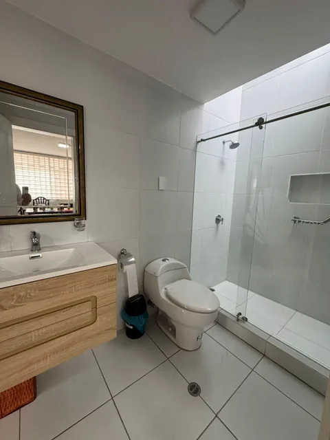 En Venta Casa Independiente/ Oficina - Centro Medico de 5 Ambientes en Iñaquito — imagen 4