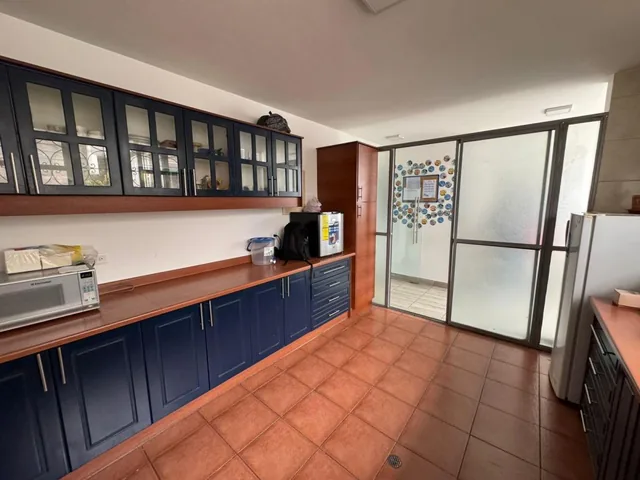 En Venta Casa Independiente/ Oficina - Centro Medico de 5 Ambientes en Iñaquito — imagen 3