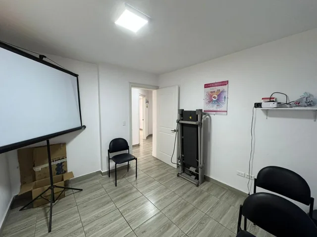 En Venta Casa Independiente/ Oficina - Centro Medico de 5 Ambientes en Iñaquito — imagen 2