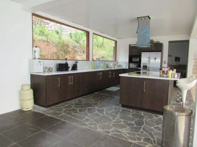 Amplia Propiedad Majestuosa en Exclusiva Urbanización en Tarqui, Azuay — imagen 5