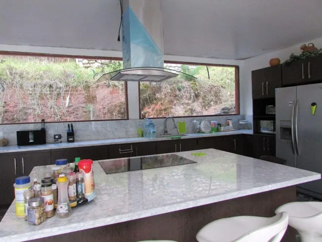 Amplia Propiedad Majestuosa en Exclusiva Urbanización en Tarqui, Azuay — imagen 4