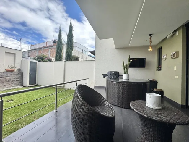 Casa de Venta en San Juan Alto Cumbayá — imagen 2
