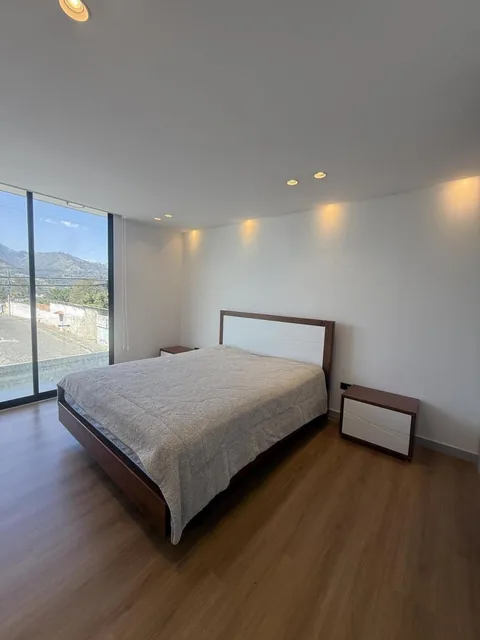 En Venta o Renta Casa Esquinera Amoblada en Conjunto Privado, Tumbaco — imagen 2