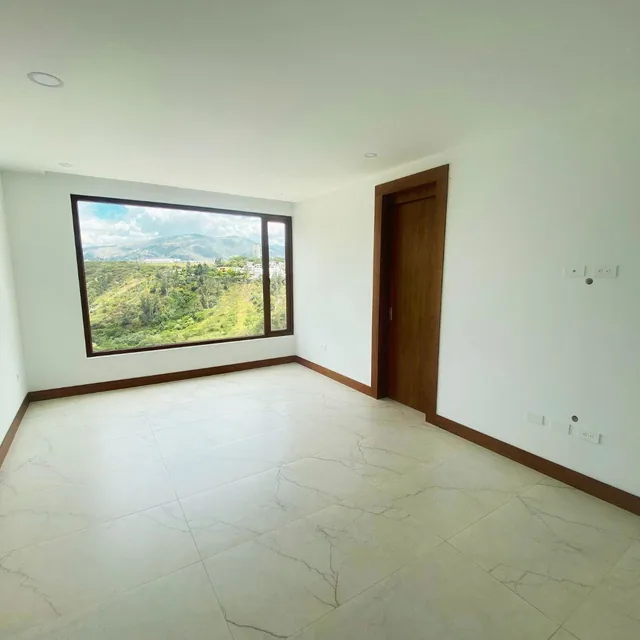 Casa de Lujo en Conjunto – Nayón, Quito 256.48 m² de Construcción 110 m² de Terrazas y Exteriore — imagen 5