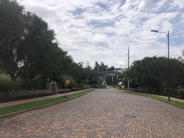 Lindo Terreno de Venta Ubicado en Cumbayá Dentro de La Urbanización Jardines de Santa Inés — imagen 2