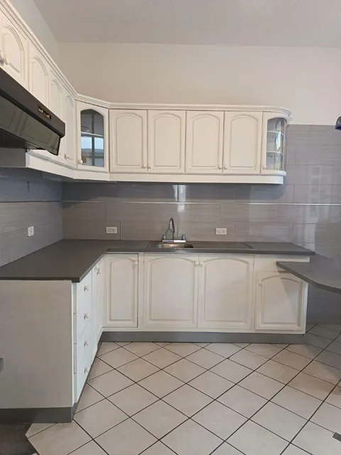 Se Vende Hermosa Casa Re Modelada Mas un Departamento Dentro de La Urbanización El Condado — imagen 4