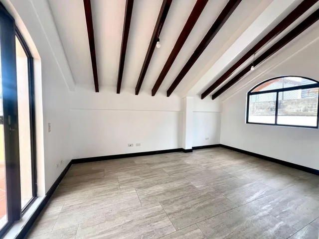 Mv - Sector Cumbayá, Casa en Venta y Renta de Oportunidad de 210 m² en Conjunto Privado — imagen 2